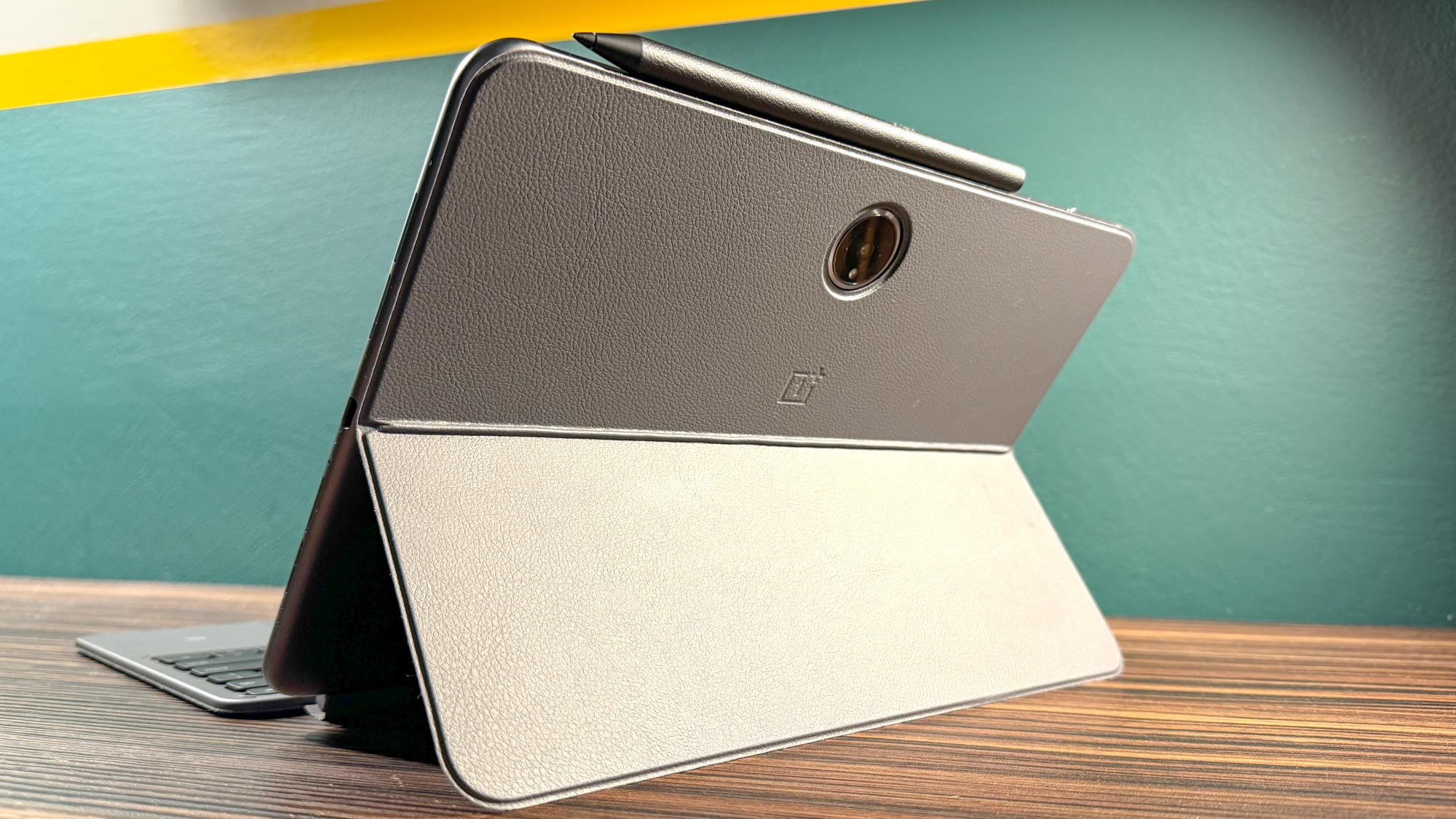 מארז OnePlus Pad 2 עם מעמד