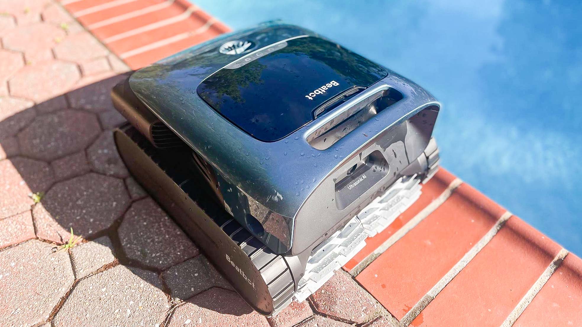 Beatbot Aquasense Pro ליד הבריכה