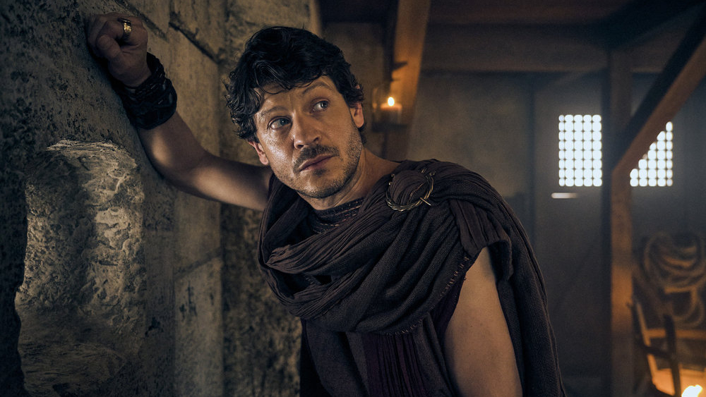 Tenax (איוואן ריאון) נשען על קיר פנימה 