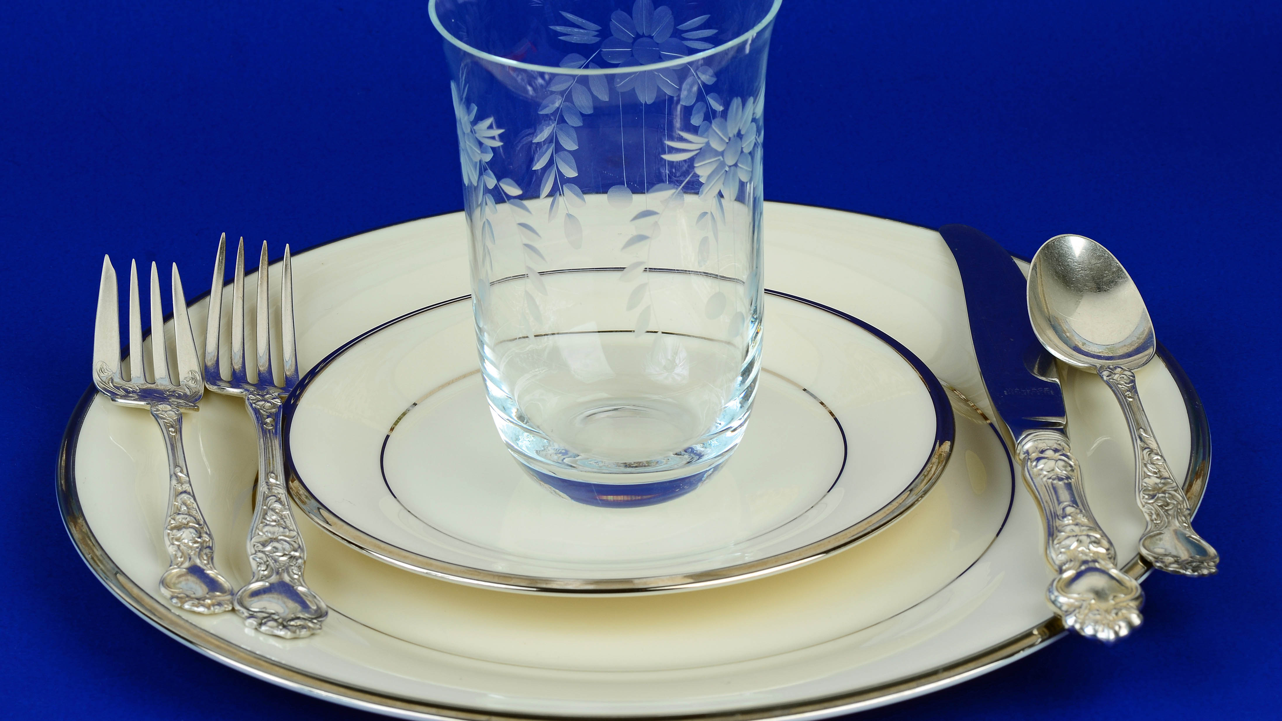 צלחות עם עיטור מתכת