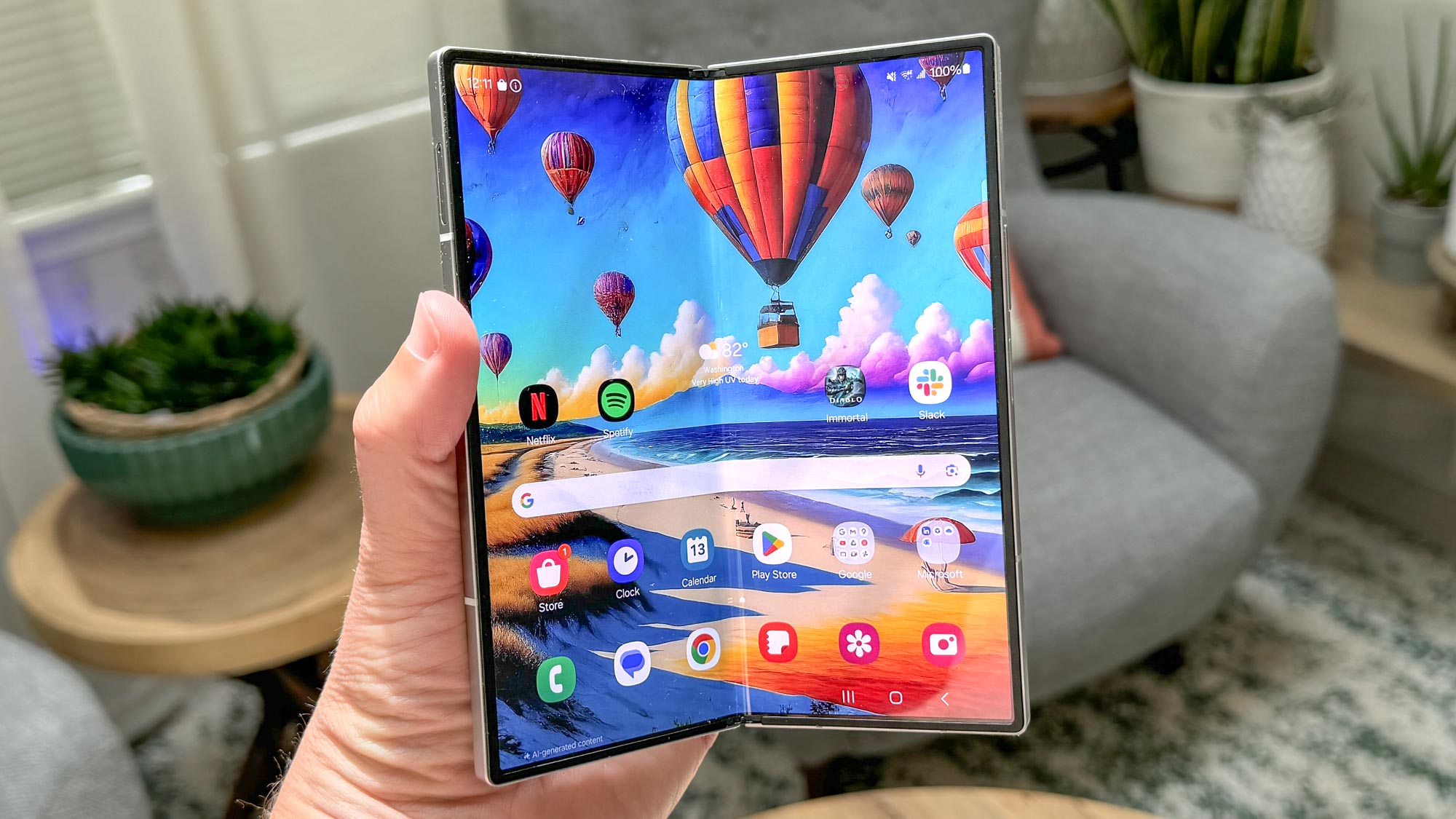 Galaxy Z Fold 6 מוצג ביד