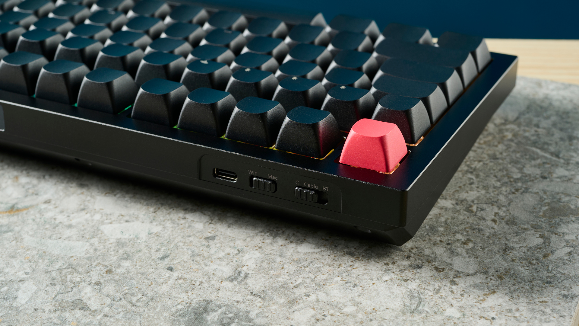 תמונה של החלק העליון של Keychron Q3 Max מתהפך על משטח אבן