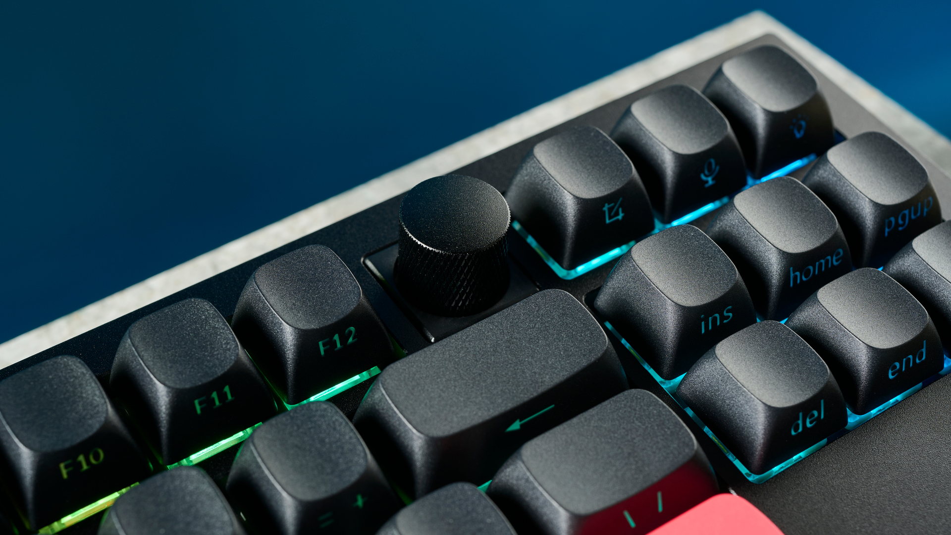 תמונה של ה-Keychron Q3 Max על משטח אבן המציגה תקריב של כפתור הכוונון