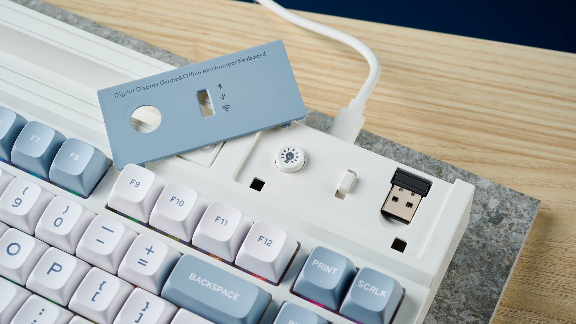 מקלדת מכנית אלחוטית של Epomaker DynaTab75 כחול לבן