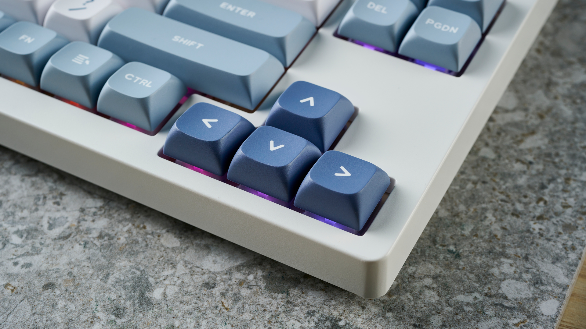 מקלדת מכנית אלחוטית של Epomaker DynaTab75 כחול לבן