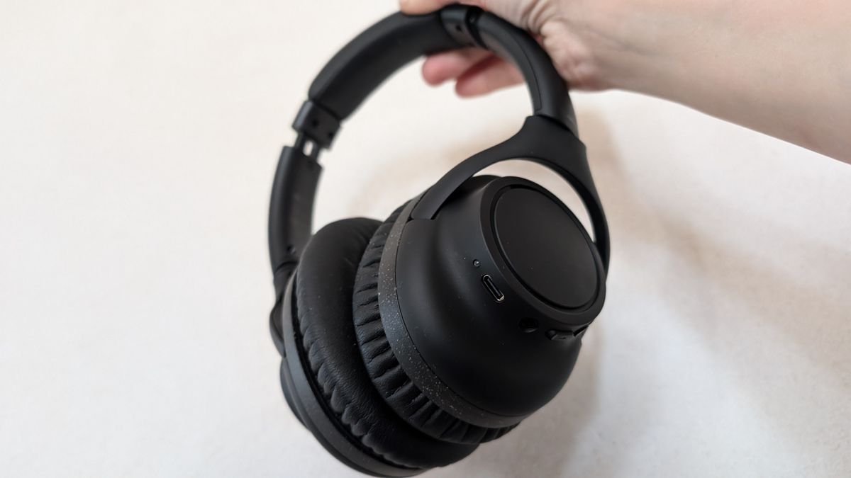 סקירת אוזניות אלחוטיות של Audio-Technica ATH-S300BT: סאונד מעולה תואם ל-90 שעות חיי סוללה מאת שון פרסקוט פורסם ב-19 ביולי 24 עם חיי סוללה מובילים בשוק של 90 שעות, ה-Audio-Technica ATH-S300BT מציע סאונד מעולה לטווח הביניים שלו מחיר.