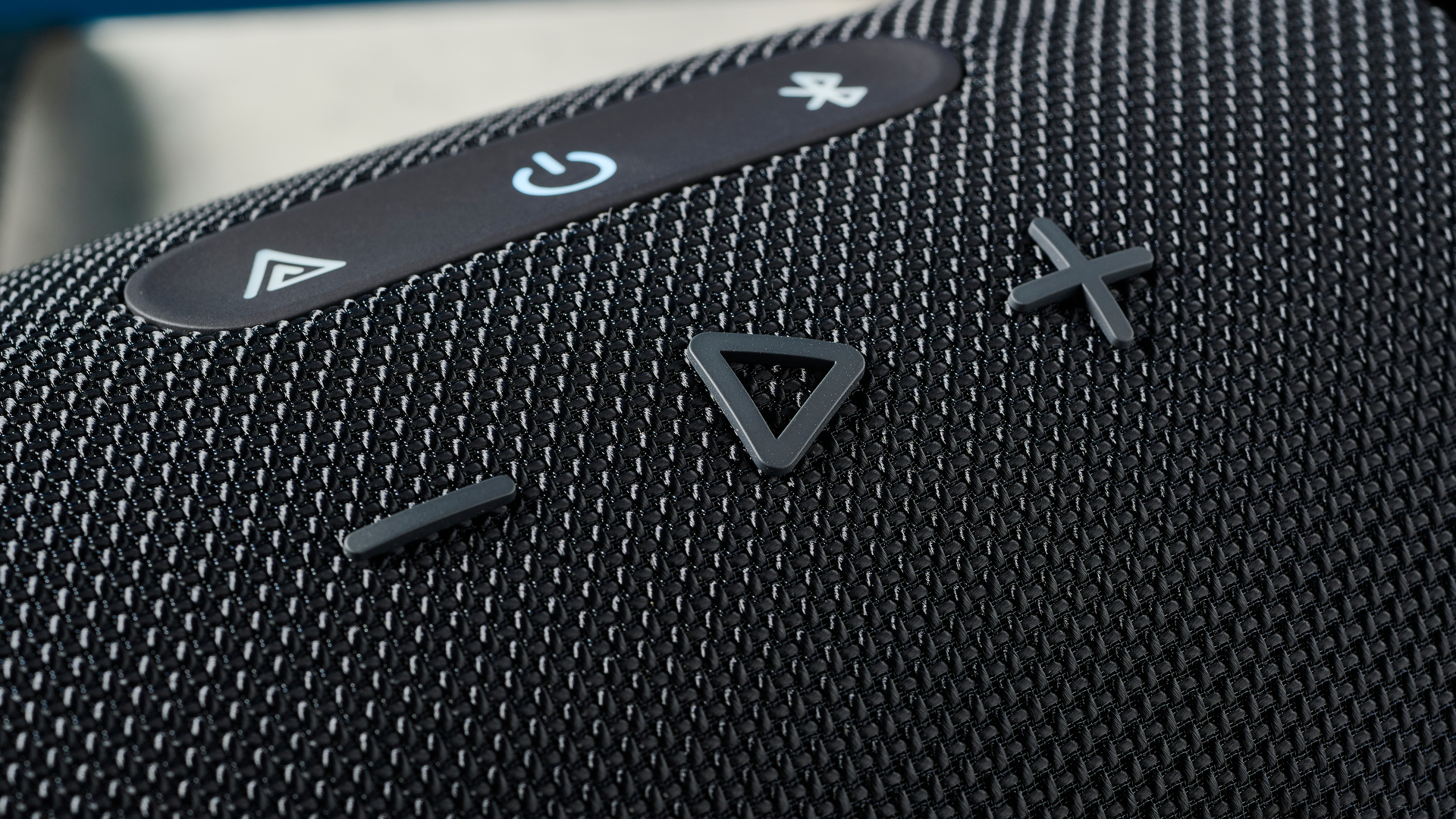 תצלום מקרוב של רמקול Bluetooth גדול חיצוני מאת JBL Xtreme 4