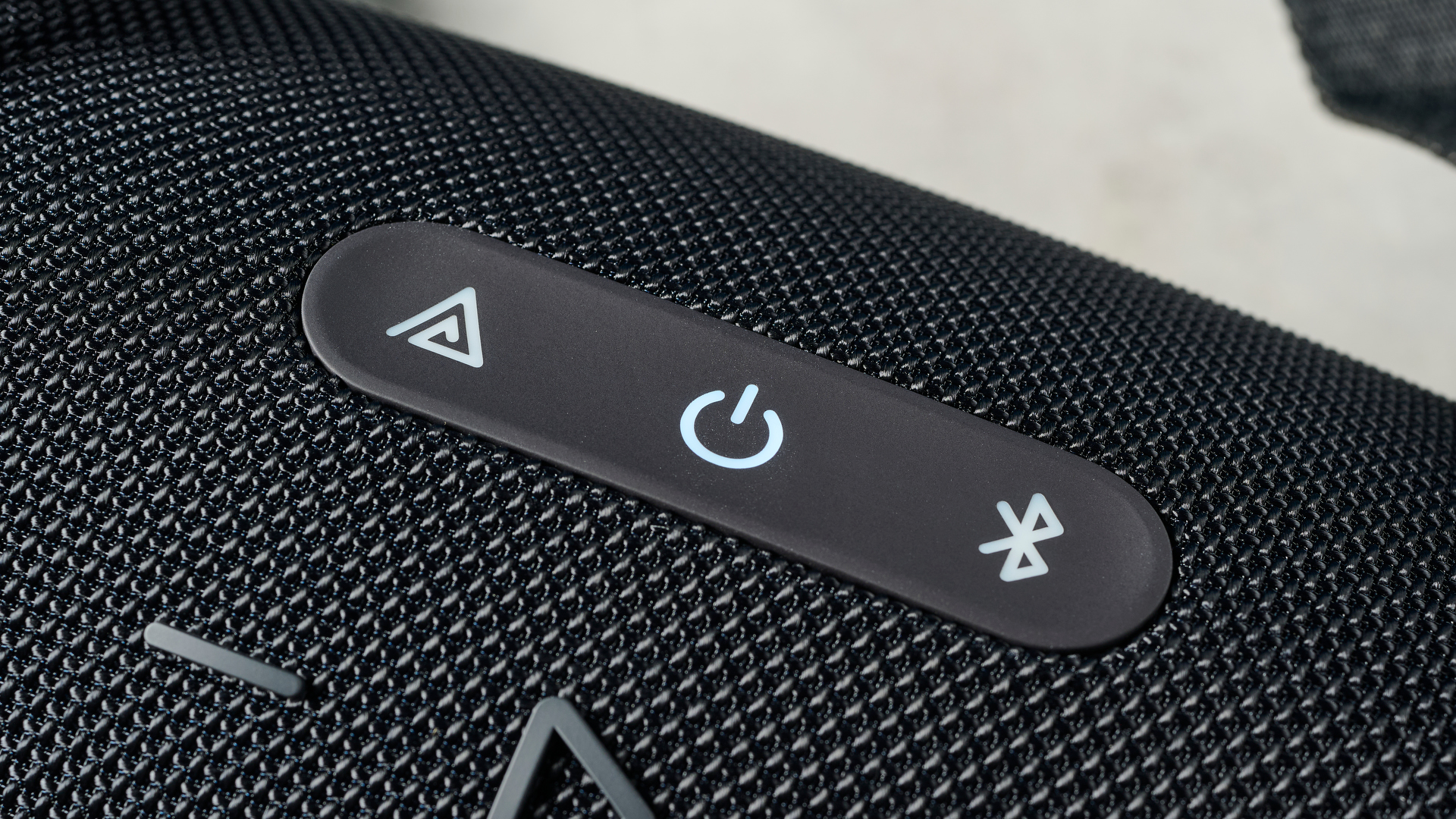 תצלום מקרוב של רמקול Bluetooth גדול חיצוני מאת JBL Xtreme 4