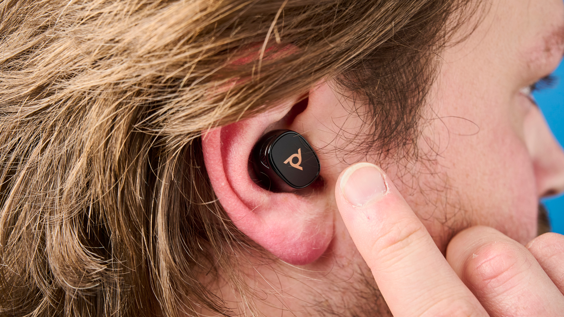 זוג אוזניות אלחוטיות HP Poly Voyager Free 20 בשחור וזהב