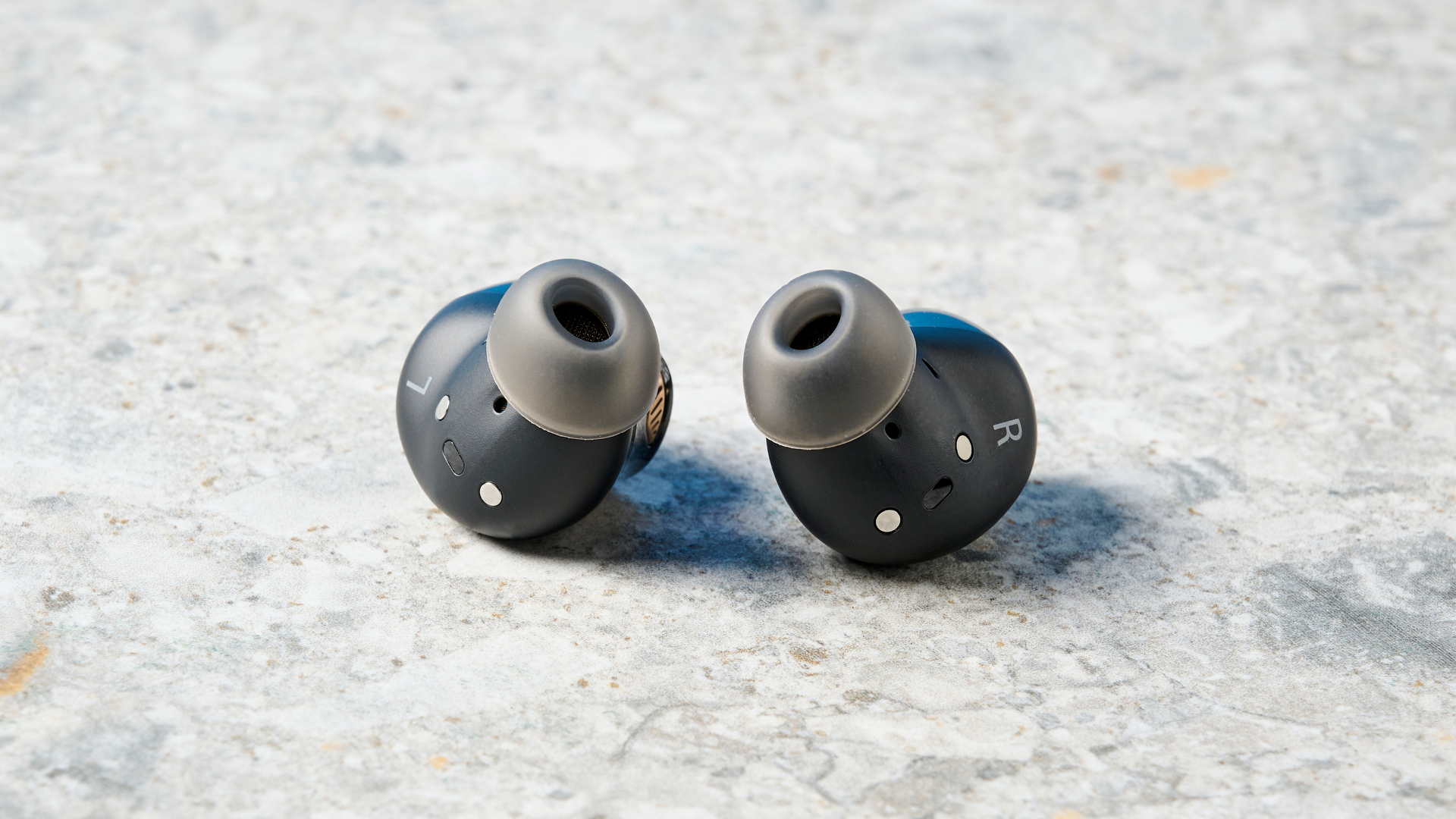 זוג אוזניות אלחוטיות HP Poly Voyager Free 20 בשחור וזהב