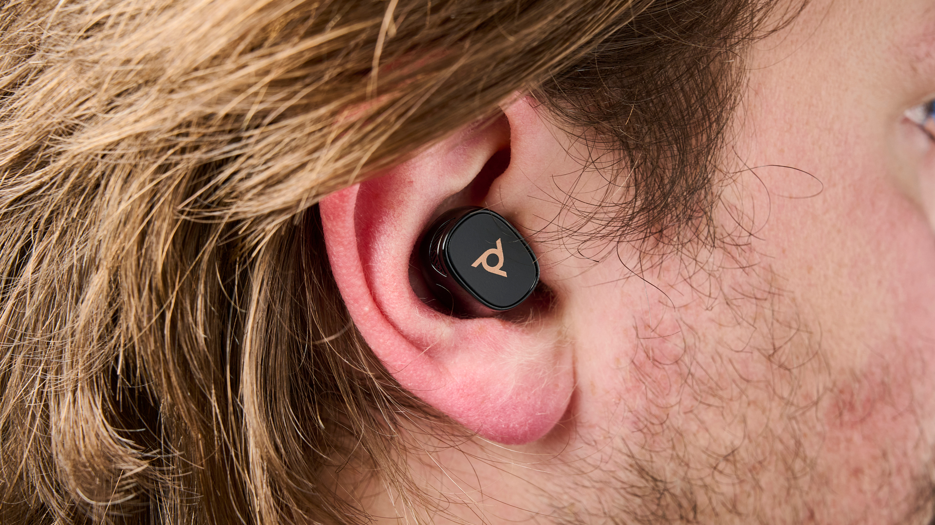 זוג אוזניות אלחוטיות HP Poly Voyager Free 20 בשחור וזהב