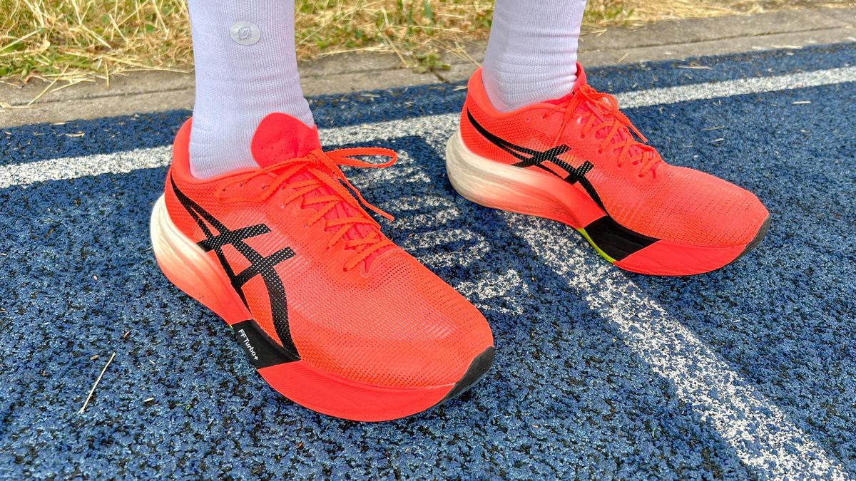 רצתי 50 מייל בנעל מירוץ הפחמן Asics Metaspeed Edge Paris - הנה פסק הדין שלי מאת ניק האריס-פרי פורסם ב-20 ביולי 24 ה-Asics Metaspeed Edge Paris יסבול מהשוואות ל- Metaspeed Sky Paris המרשים יותר, אבל זה גם מירוץ פחמן מצוין נַעַל.