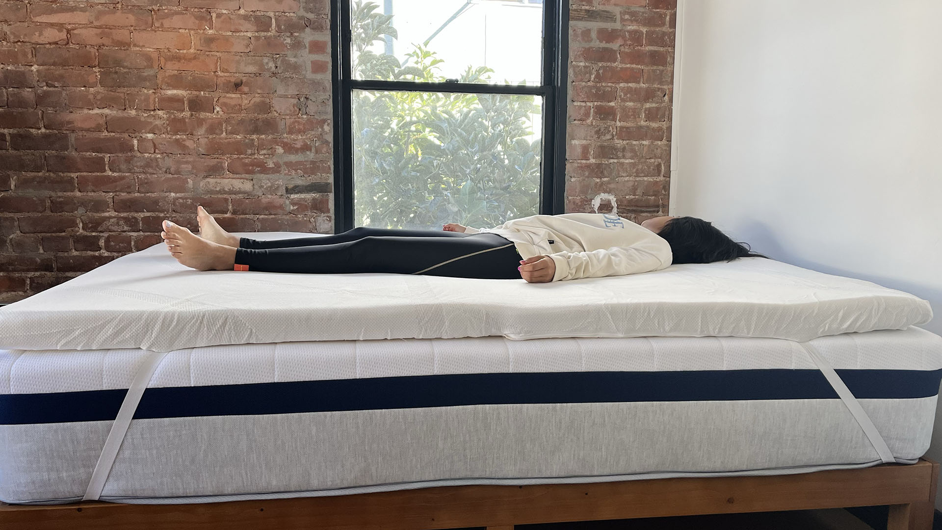 אישה שוכבת על טמפור-אדפט טופר על גבה