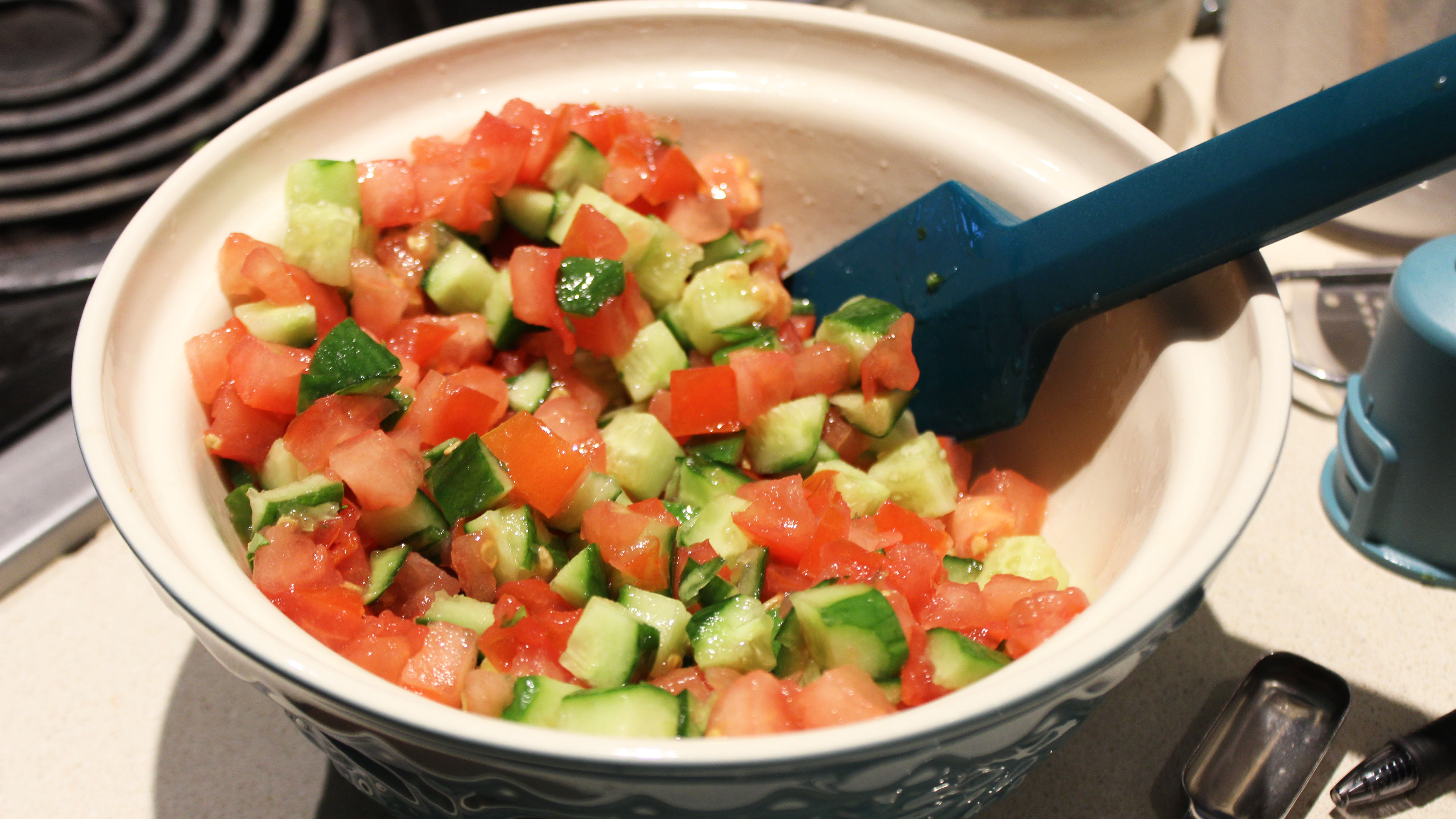 Breville Paradice 16 מעבד מזון סלט קצוץ עם עגבנייה ומלפפון בקערה