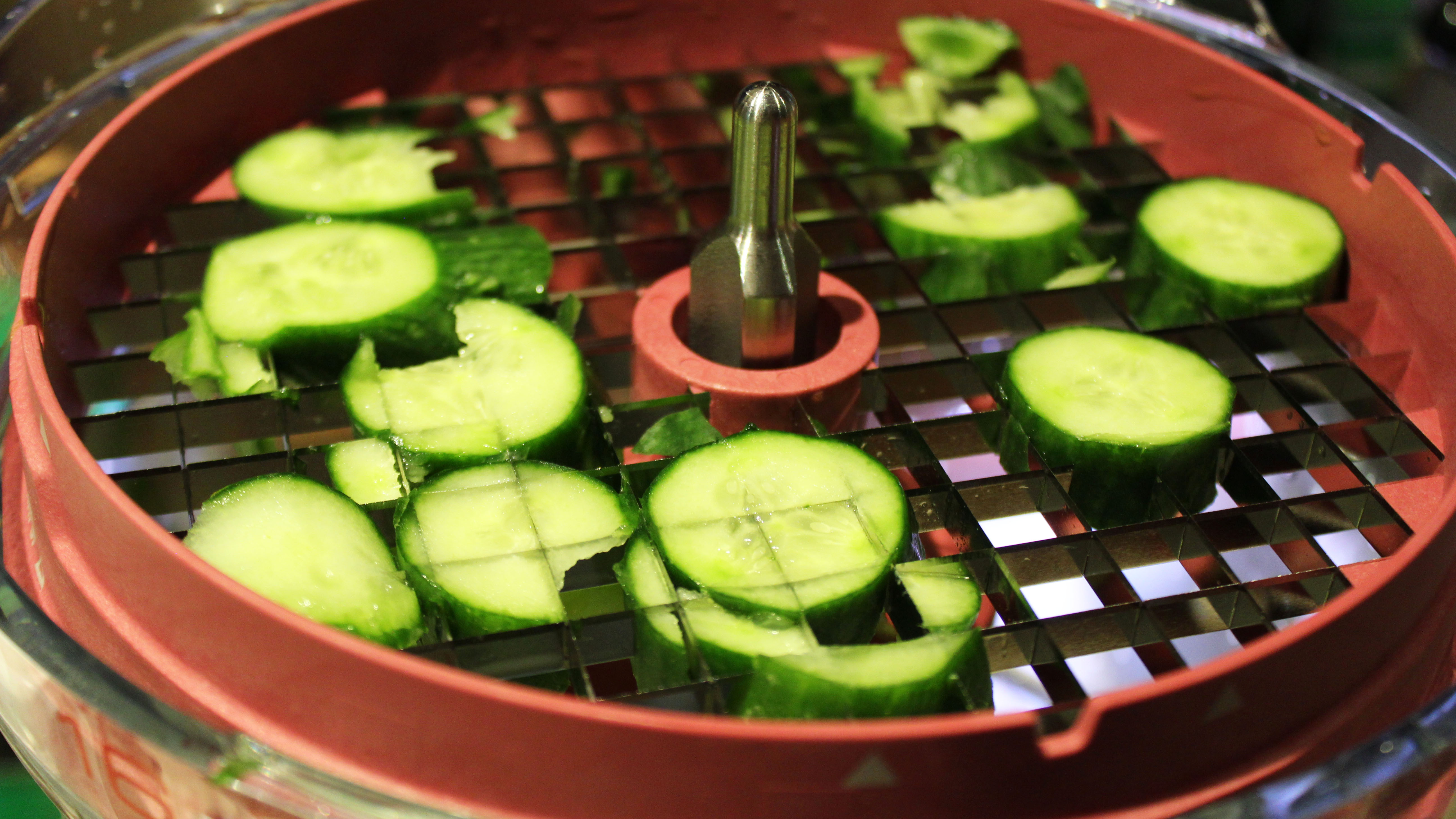 מעבד מזון Breville Paradice 16 מכין סלט קצוץ עם מלפפון 