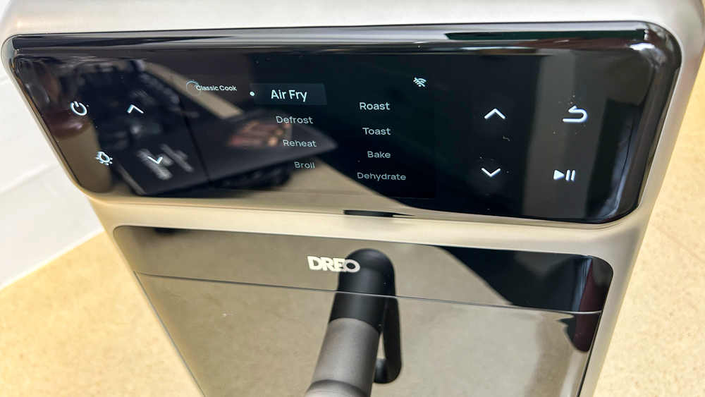Dreo ChefMaker Combi Friyer מציע מגוון הגדרות בישול אוטומטיות מראש