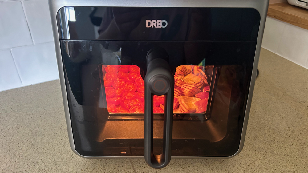 ל-Dreo ChefMaker Combi Friyer יש חלון גדול המאפשר לך לראות בזמן שהאוכל מבשל