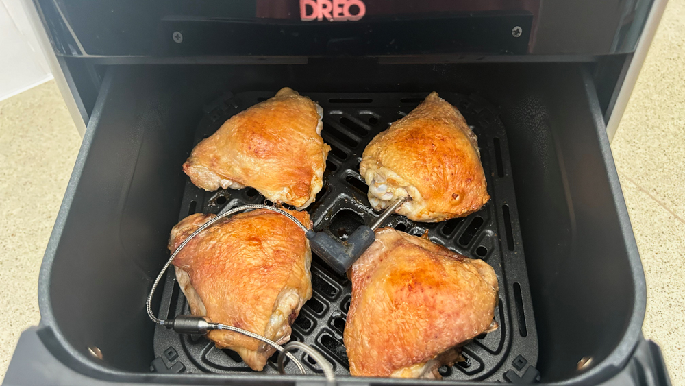 ירכי עוף בגימור Dreo ChefMaker Combi Friyer עם שף Mode