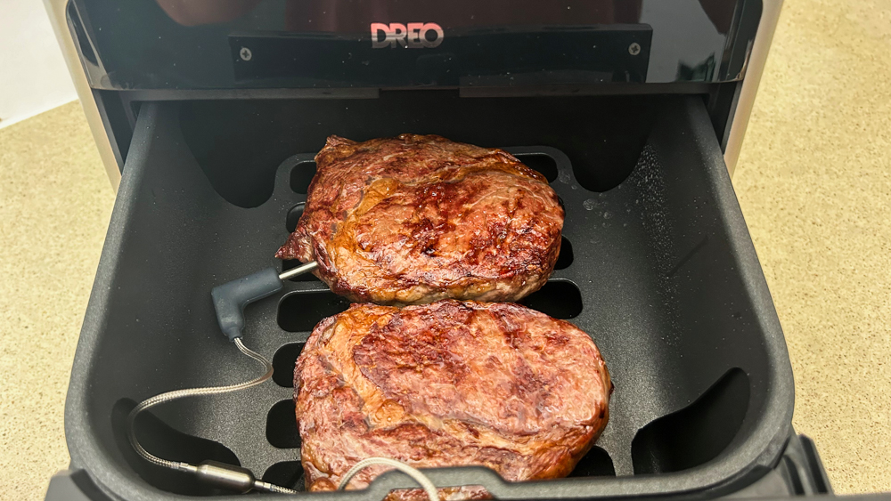 צלעות שחומות בהגדרה מראש של Dreo ChefMaker Combi Friyer