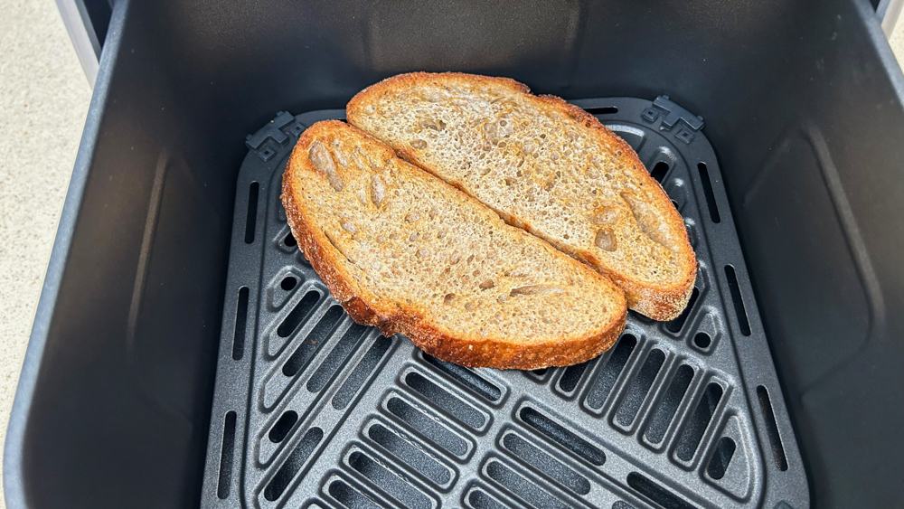 ניתן להשתמש בטיגון המשולב של Dreo ChefMaker לטוסט