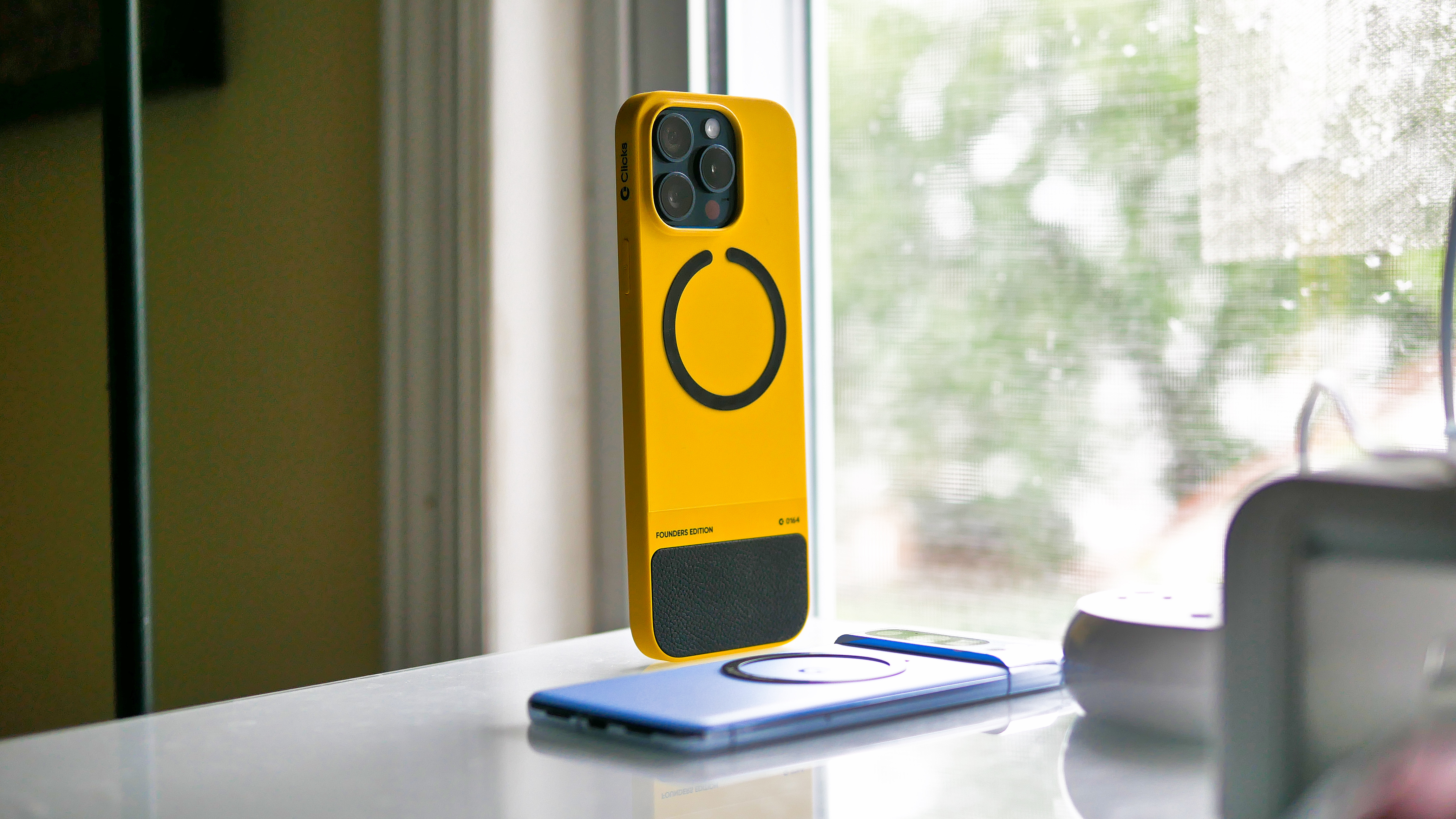 מקלדת קליקים עם טבעת מגנטית אוניברסלית.