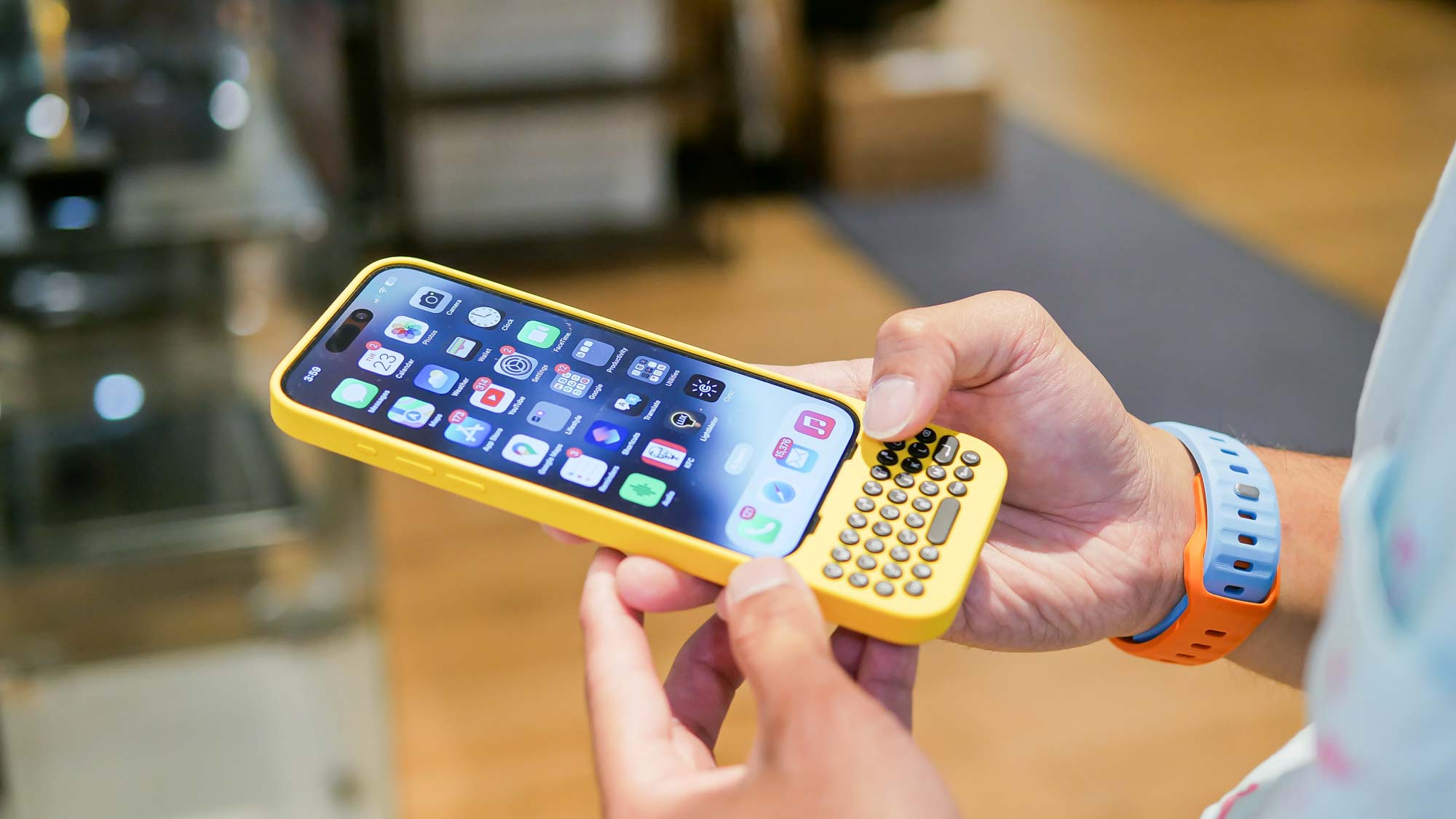 מקלדת קליקים בשימוש עם iPhone 15 Pro לצורך הקלדה.