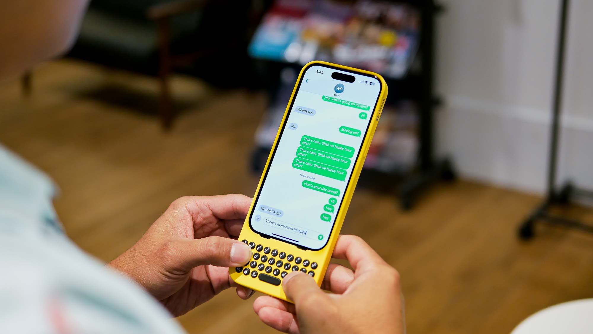 לוחץ על מקלדת בשימוש עם iPhone 15 Pro כדי להקליד הודעה.