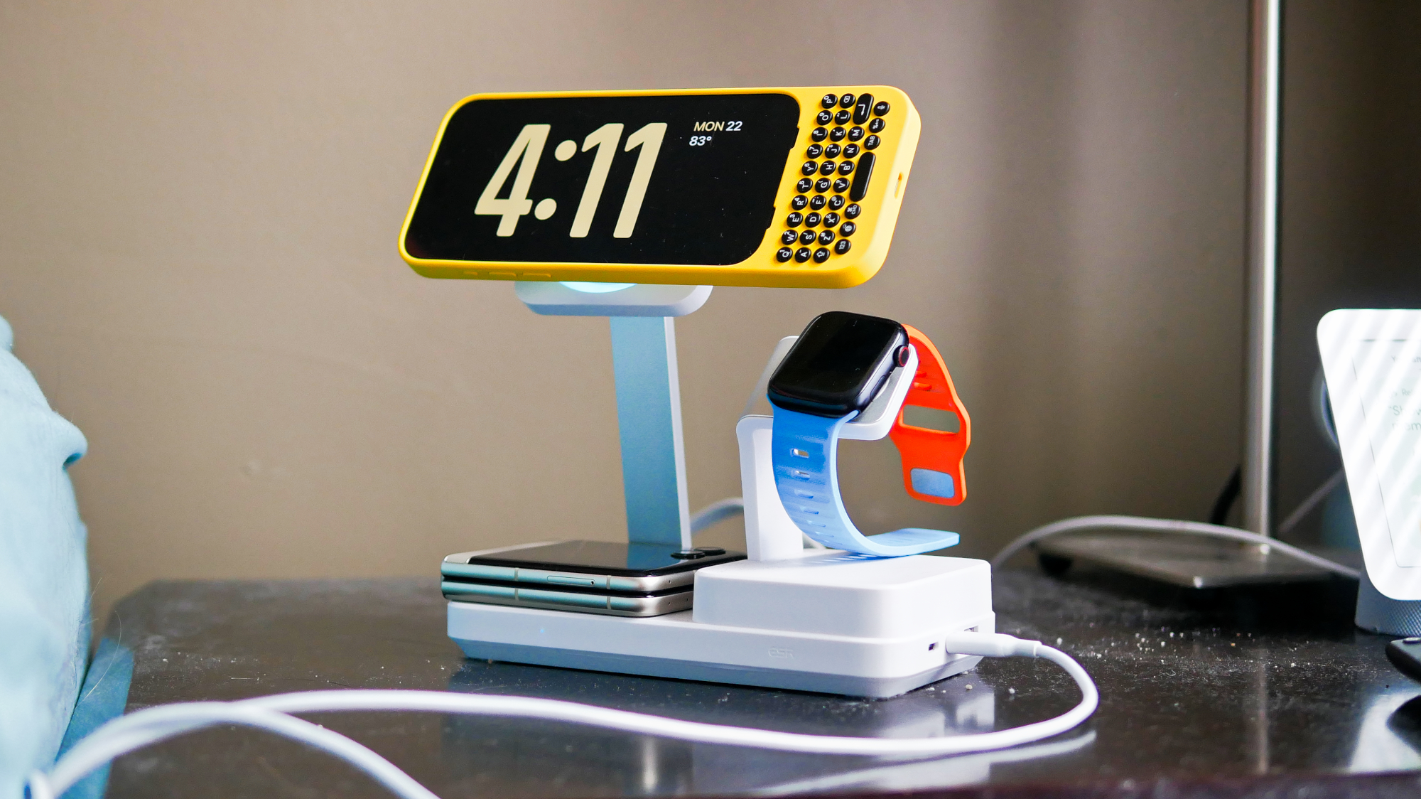 נרתיק מקלדת קליקים בשימוש עם מטען MagSafe 3 ב-1.