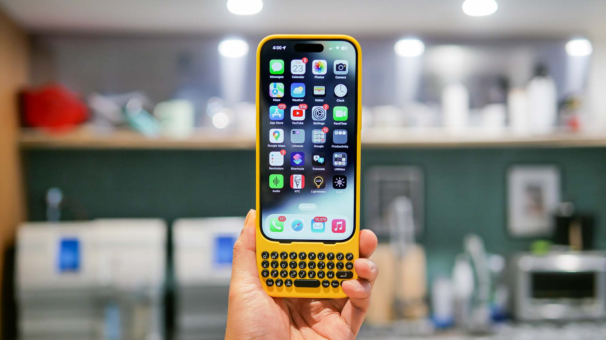 מקלדת קליקים בשימוש עם iPhone 15 Pro.