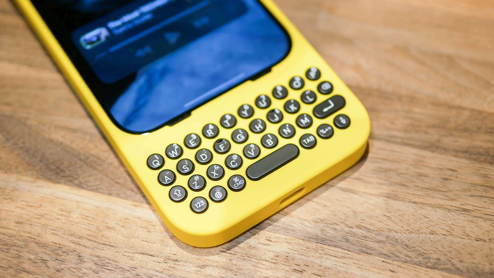 צילום מקרוב של כפתורים במקלדת קליקים עם אייפון 15 פרו.