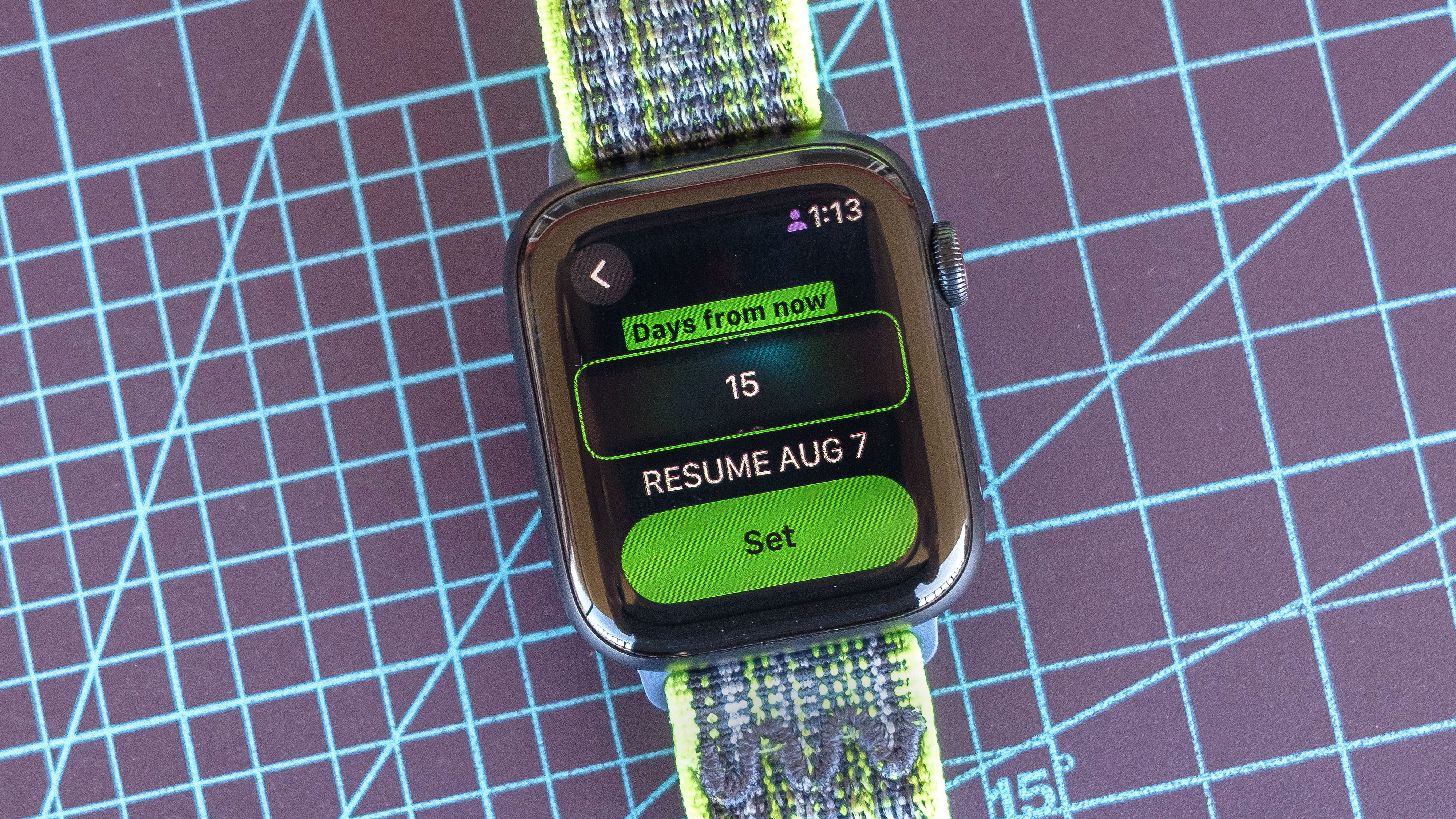 תקריב של ה-Apple Watch SE 2022 ואפליקציית הפעילות של אפל, שבה ניתן כעת להשהות את צלצולים