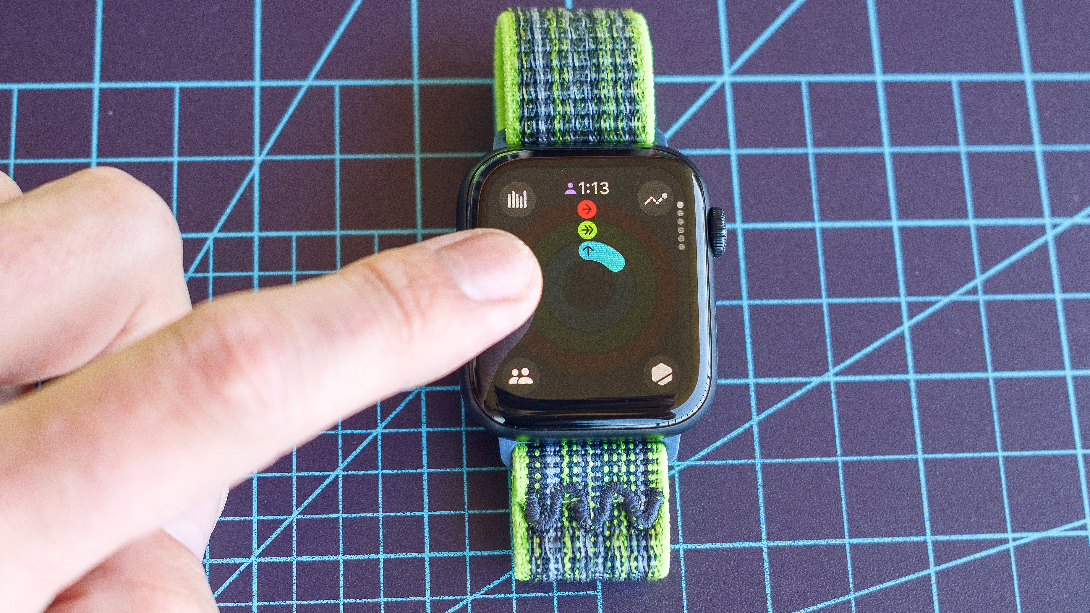 תקריב של ה-Apple Watch SE 2022 ואפליקציית הפעילות של אפל, שבה ניתן כעת להשהות את צלצולים