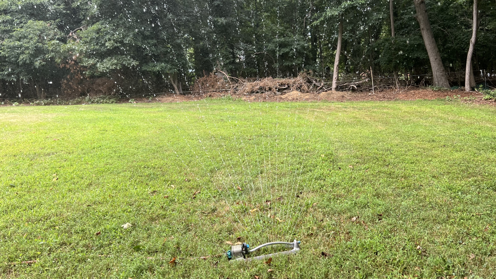 טיימר צינור חכם של Rachio מחובר לצינור עם ראש ממטרה