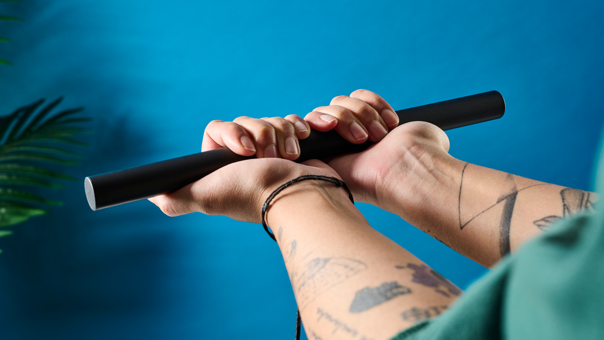 מוניטור ה-ECG הנשלף של Withings Body Scan בידיו של אדם