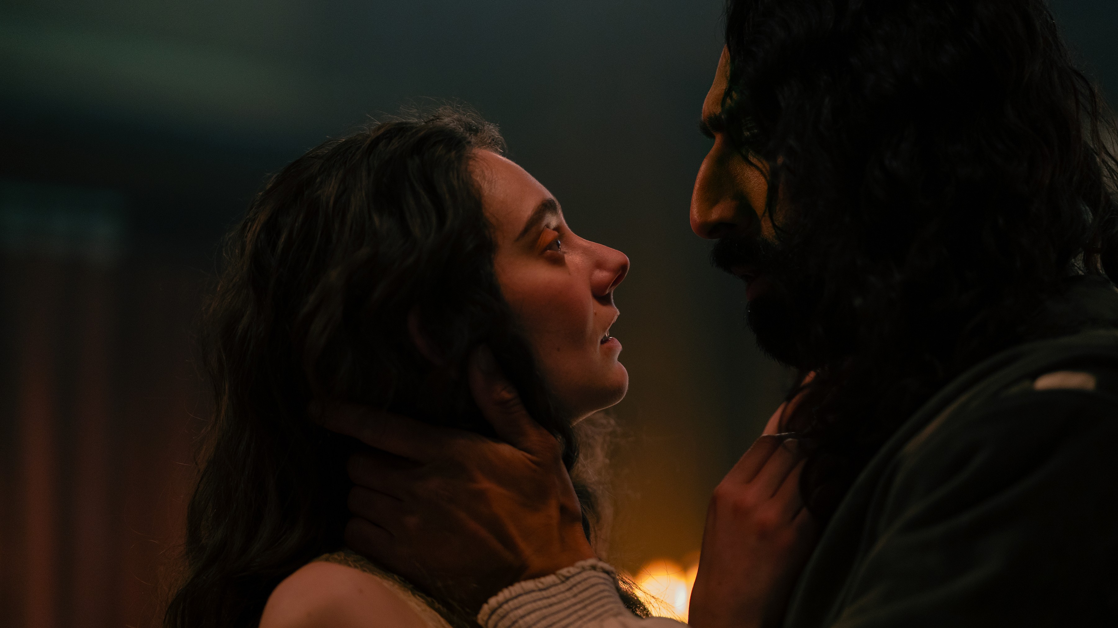 ליסיקה (טניה ריינולדס) ודיוניאו (עמר צ'אדה-פאטל) עומדים להתנשק פנימה 