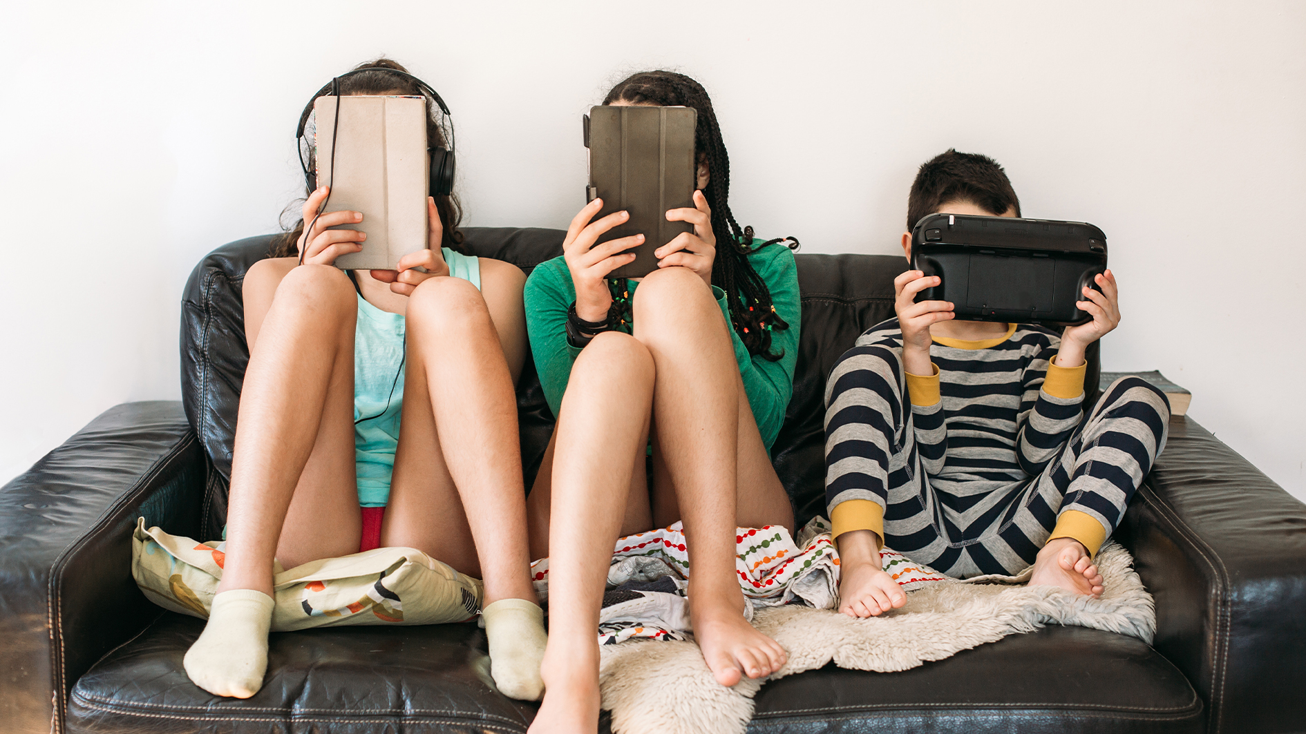 ילדים משתמשים בטאבלטים ובקונסולות