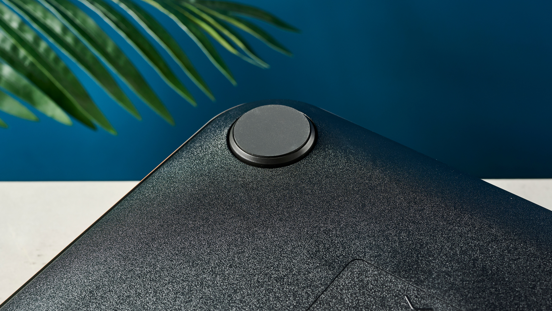 רגליה של משקל חכם אלגנטי ונקי למראה עם גימור זכוכית מחוסמת ועיצוב בצורת צלב על גבי הזכוכית, כמעט כחולה בתאורת הסטודיו, מונחת על שולחן