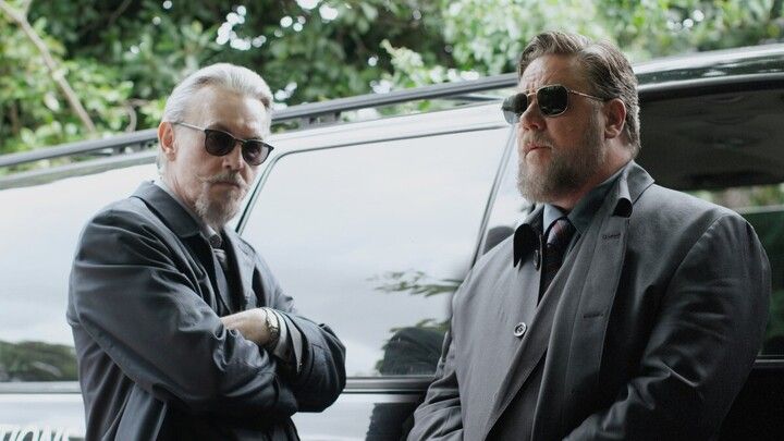 (L-R) Tommy Flanagan and Russell Crowe in