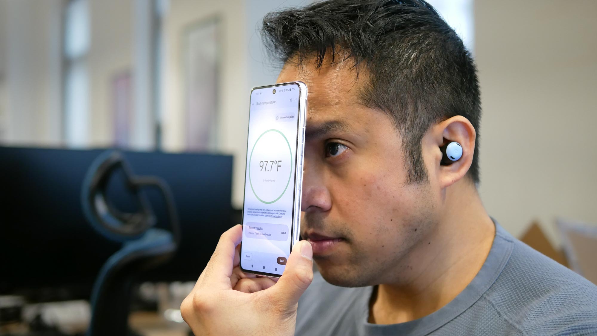 חיישן טמפרטורה של Pixel 8 Pro למדידת טמפרטורת הגוף.