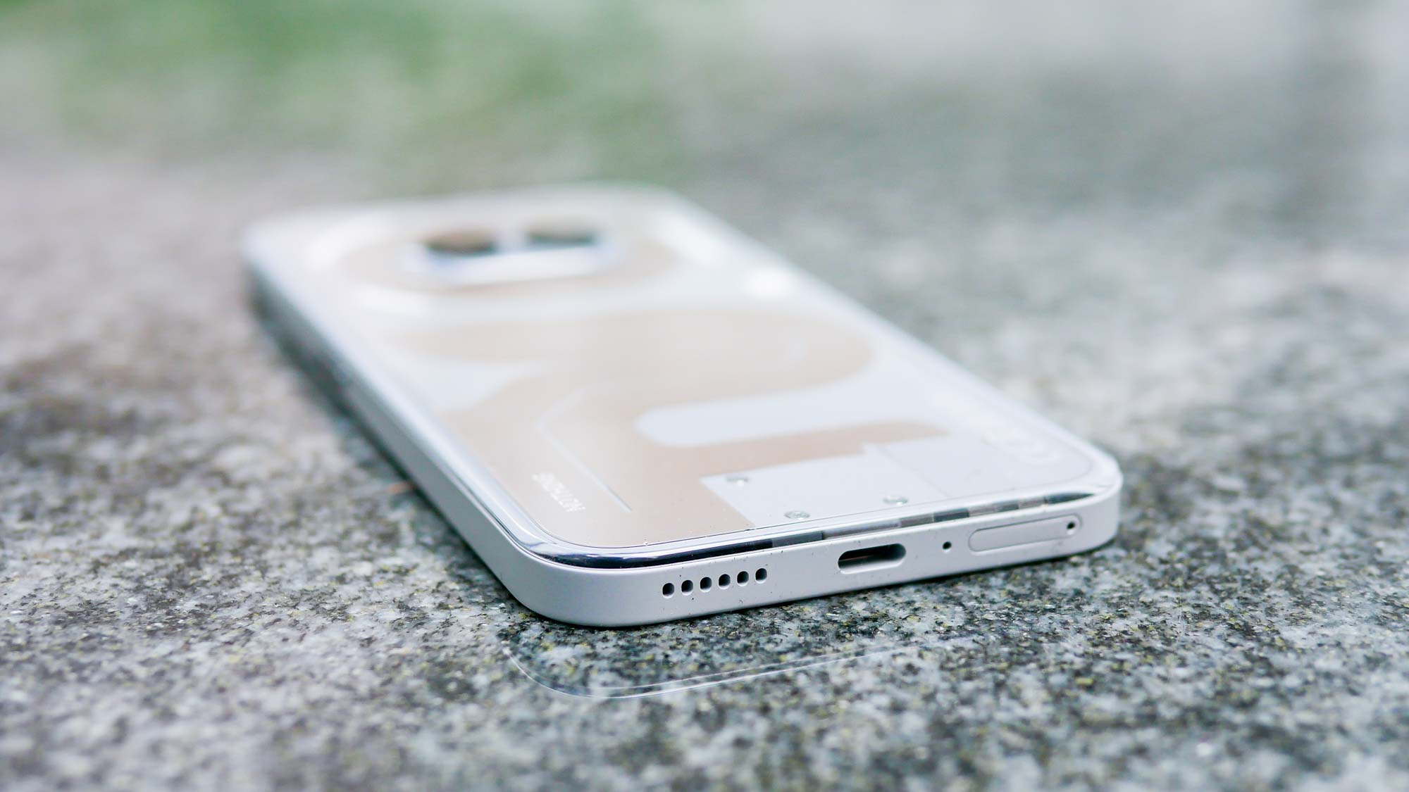 תקריב של יציאת USB-C ב-Nothing Phone 2a Plus.