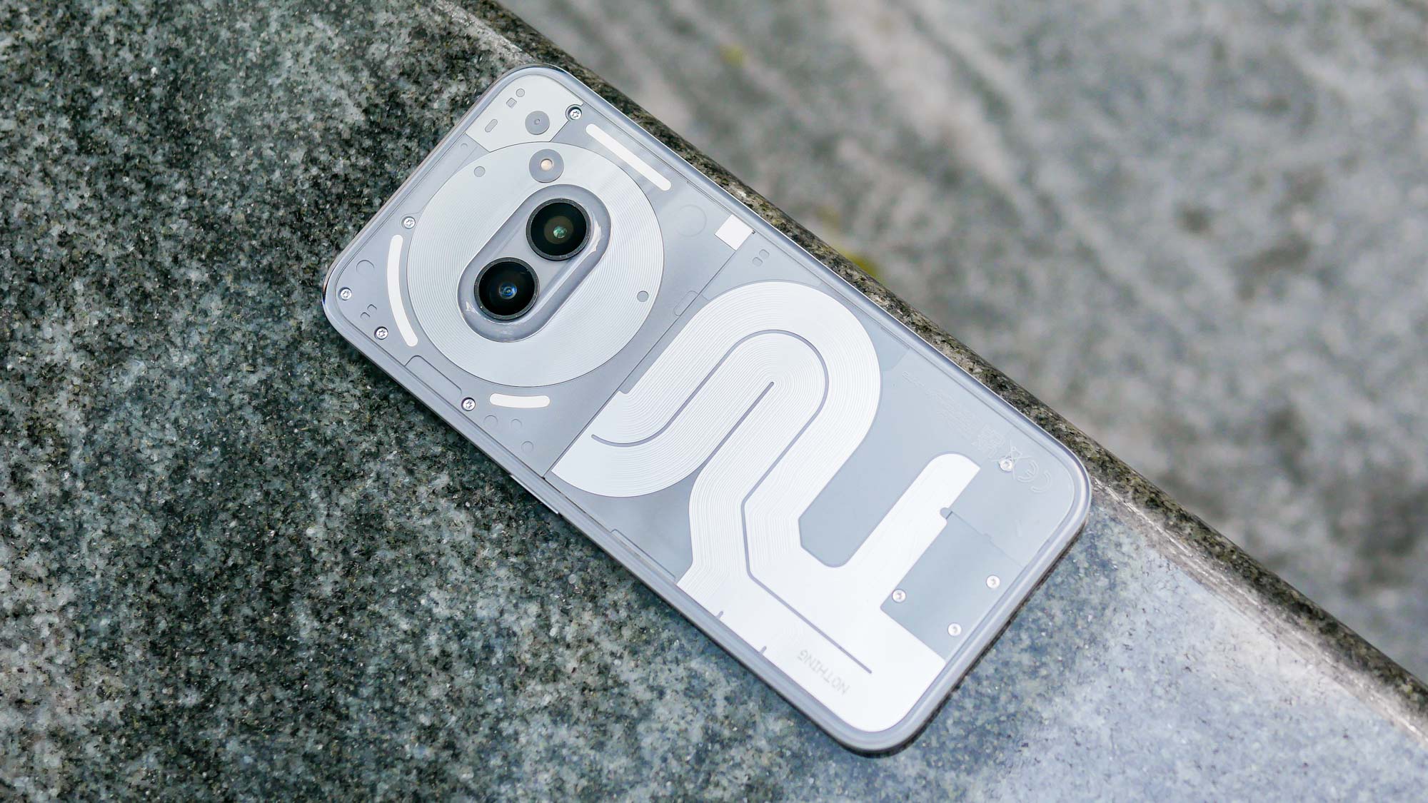 שום דבר Phone 2a Plus ממוקם על קצה השולחן.