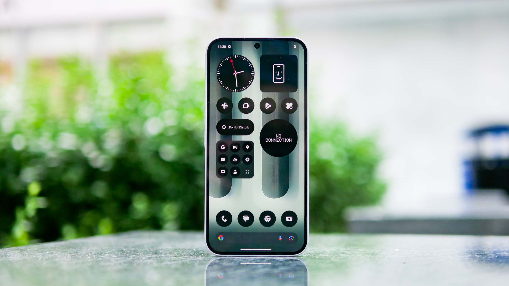 שום דבר של סקירת Phone 2a Plus לא מונחת על גבי המשטח ומציג את התצוגה שלו.