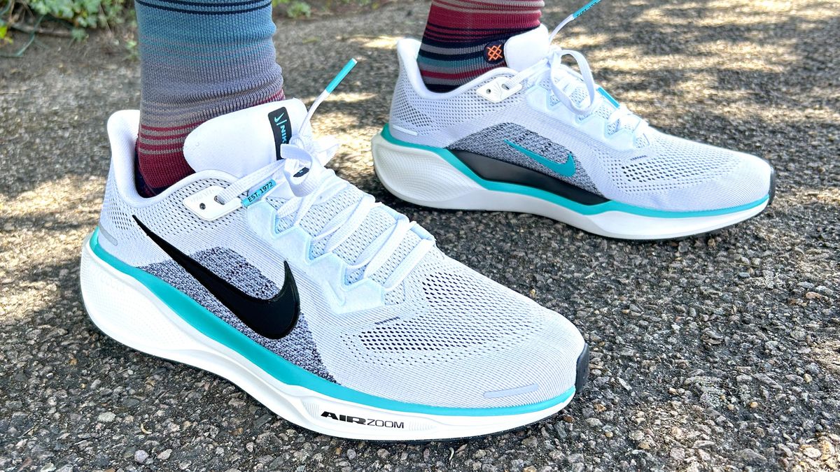 רצתי 35 מייל בנייקי פגסוס 41 וזה הפגסוס האהוב עליי מזה שנים מאת ניק האריס-פרי פורסם 31 ביולי 24 נייקי פגסוס 41 היא נעל ריצה מרופדת רב-תכליתית שבנויה להתמודד עם הרבה מיילים, כמו גם להיות טובה -נראה מספיק גם לשימוש מזדמן.