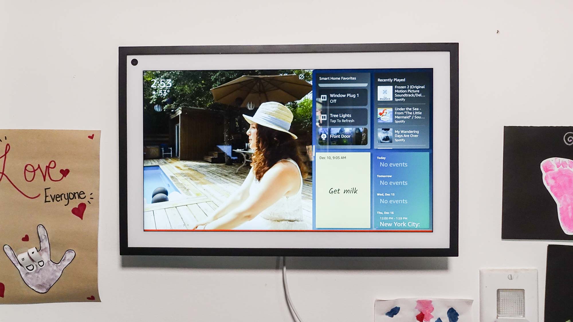 Amazon Echo Show 15 מוצג על הקיר