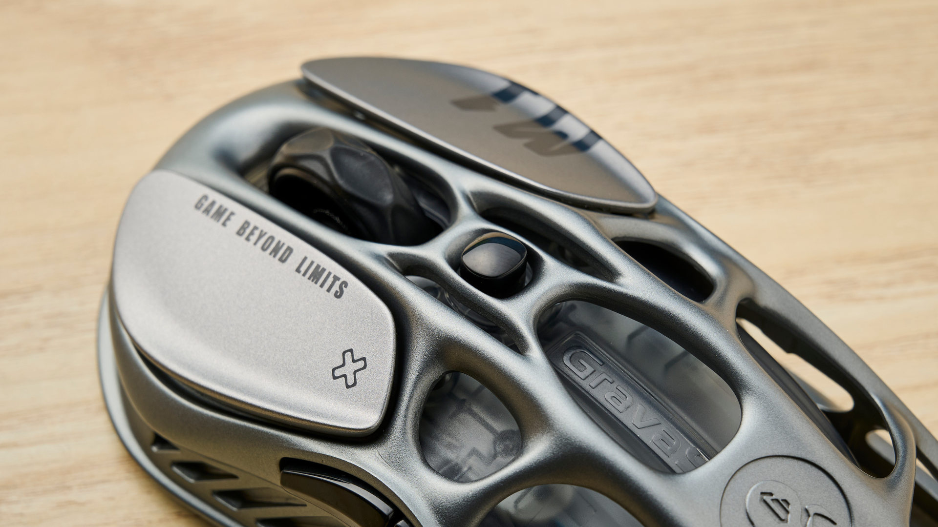 עכבר גיימינג אלחוטי GravaStar Mercury M1 Pro בצבע אפור מתכת אקדח