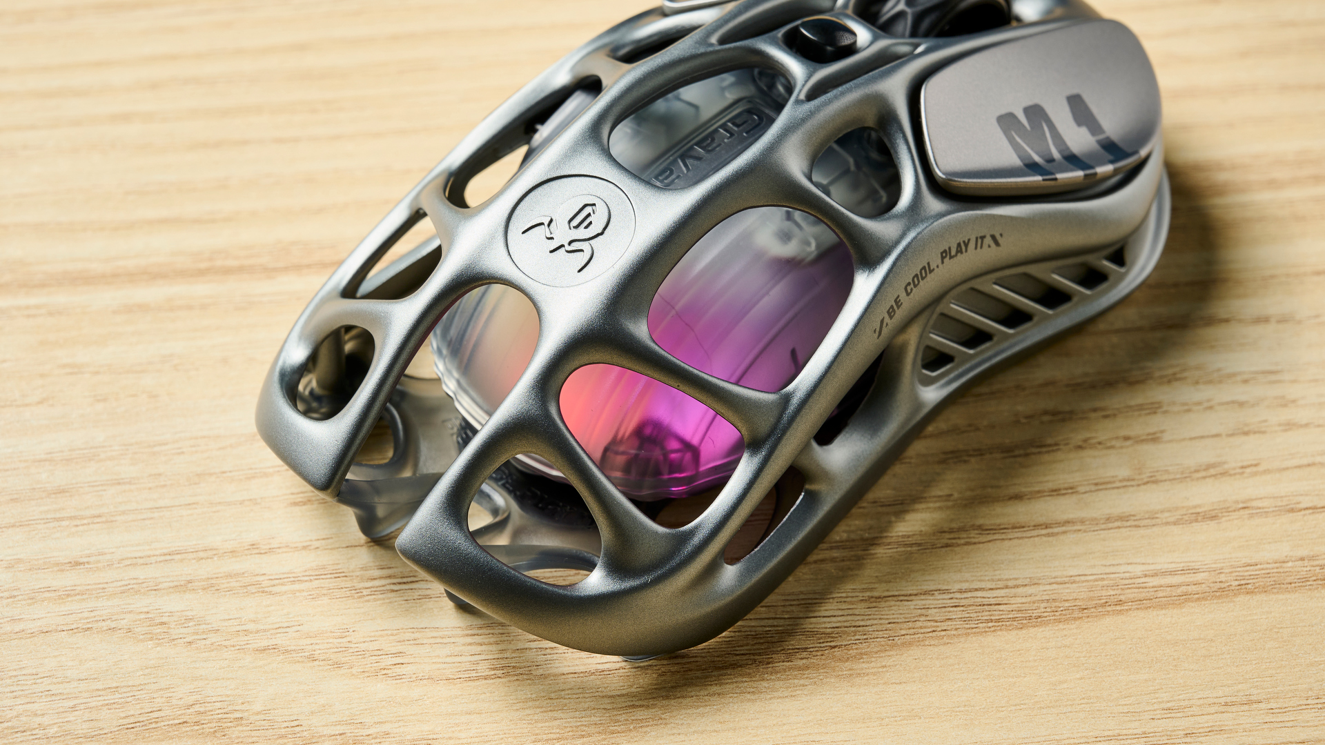 עכבר גיימינג אלחוטי GravaStar Mercury M1 Pro בצבע אפור מתכת אקדח