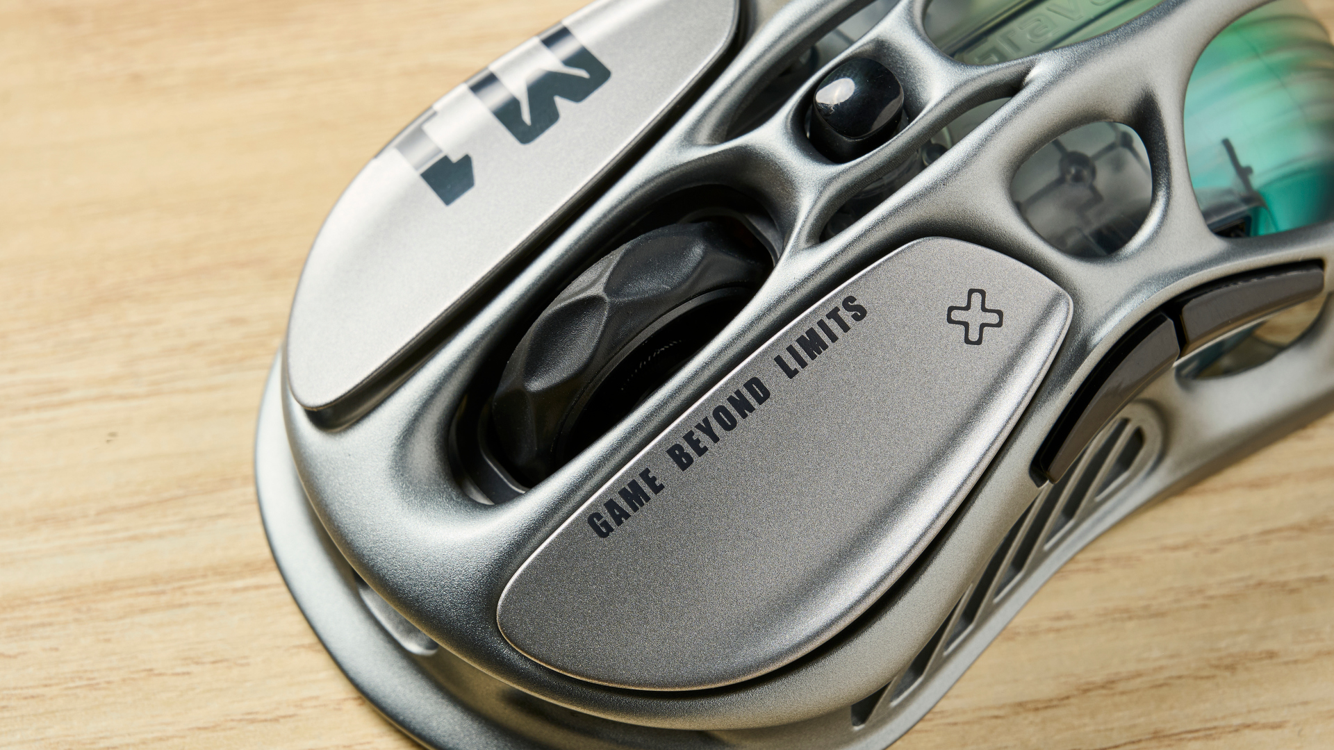 עכבר גיימינג אלחוטי GravaStar Mercury M1 Pro בצבע אפור מתכת אקדח