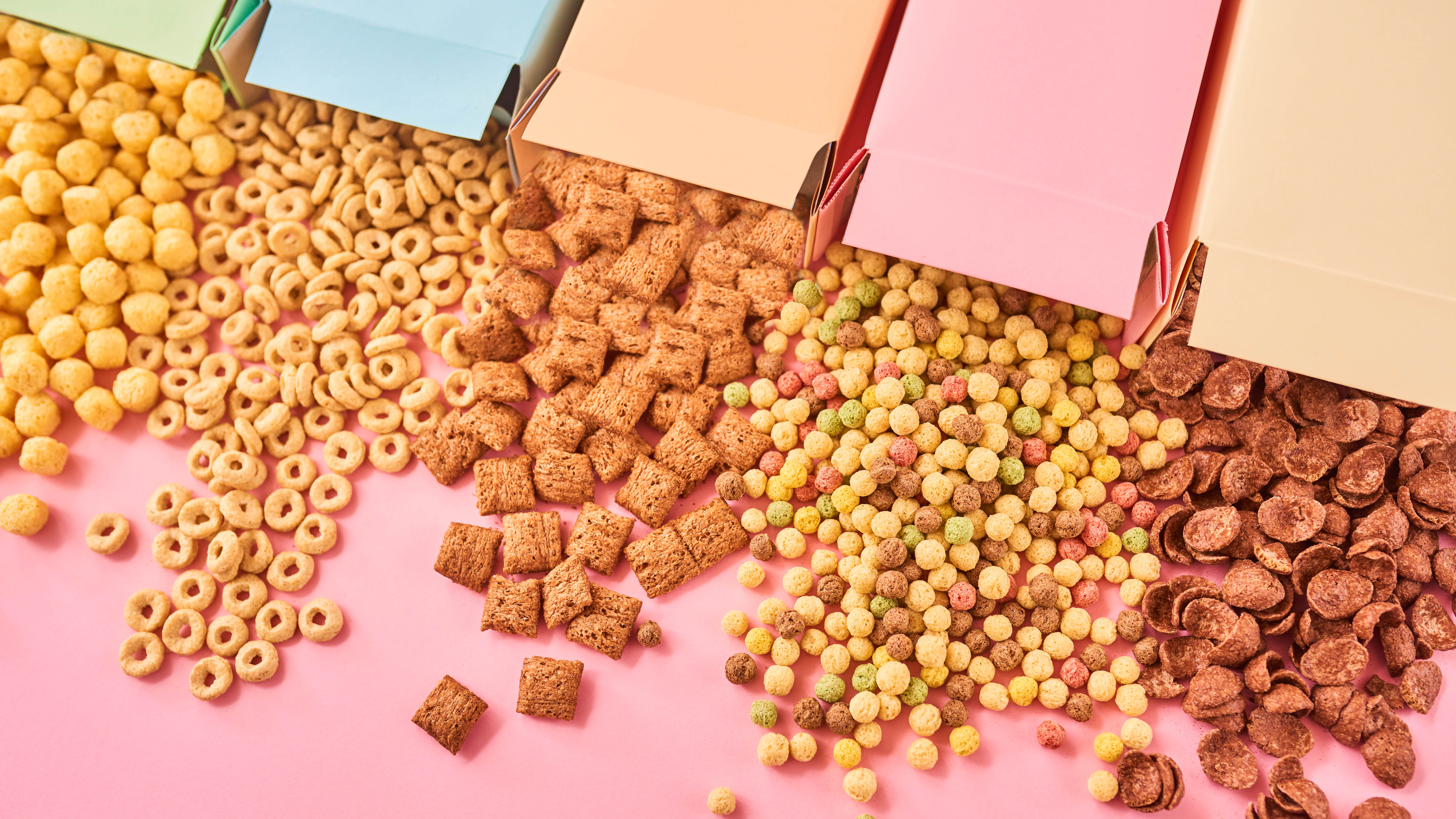 קופסאות של דגנים נשפכו על השולחן