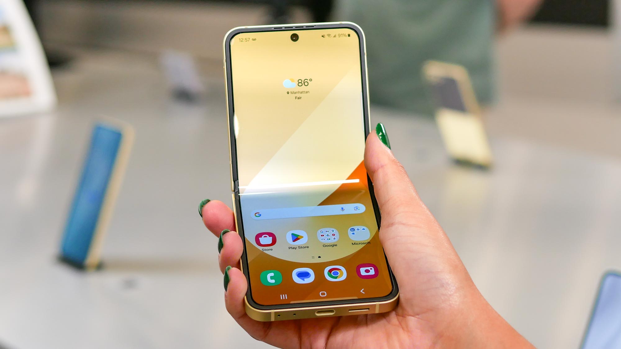 Samsung Galaxy Z Flip 6 מעשי.