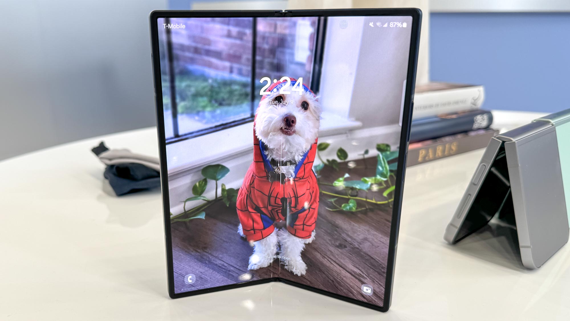 Samsung Galaxy Z Fold 6 עם טפט לכלבים